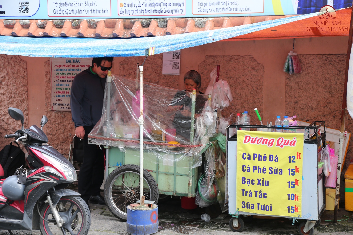 1729758448-tq936933-1 Xe chè hơn 50 tuổi ở TP.HCM: “Không có dư nhưng vẫn muốn con tiếp nối nghề truyền thống” - 1