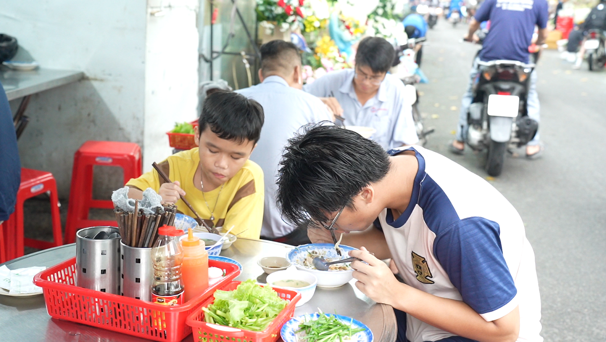Tiệm hủ tiếu Nam Vang hơn 40 năm ở Quận 10, đông nghìn nghịt khách mỗi sáng - 9