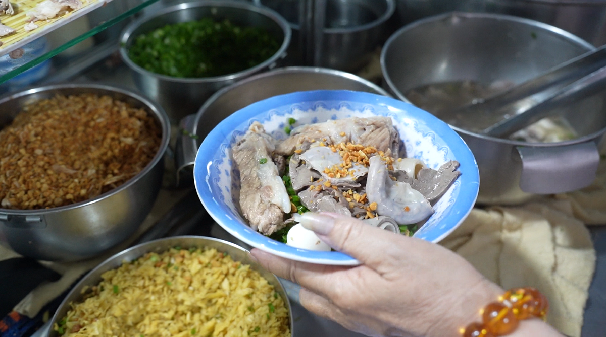 Tiệm hủ tiếu Nam Vang hơn 40 năm ở Quận 10, đông nghìn nghịt khách mỗi sáng - 10