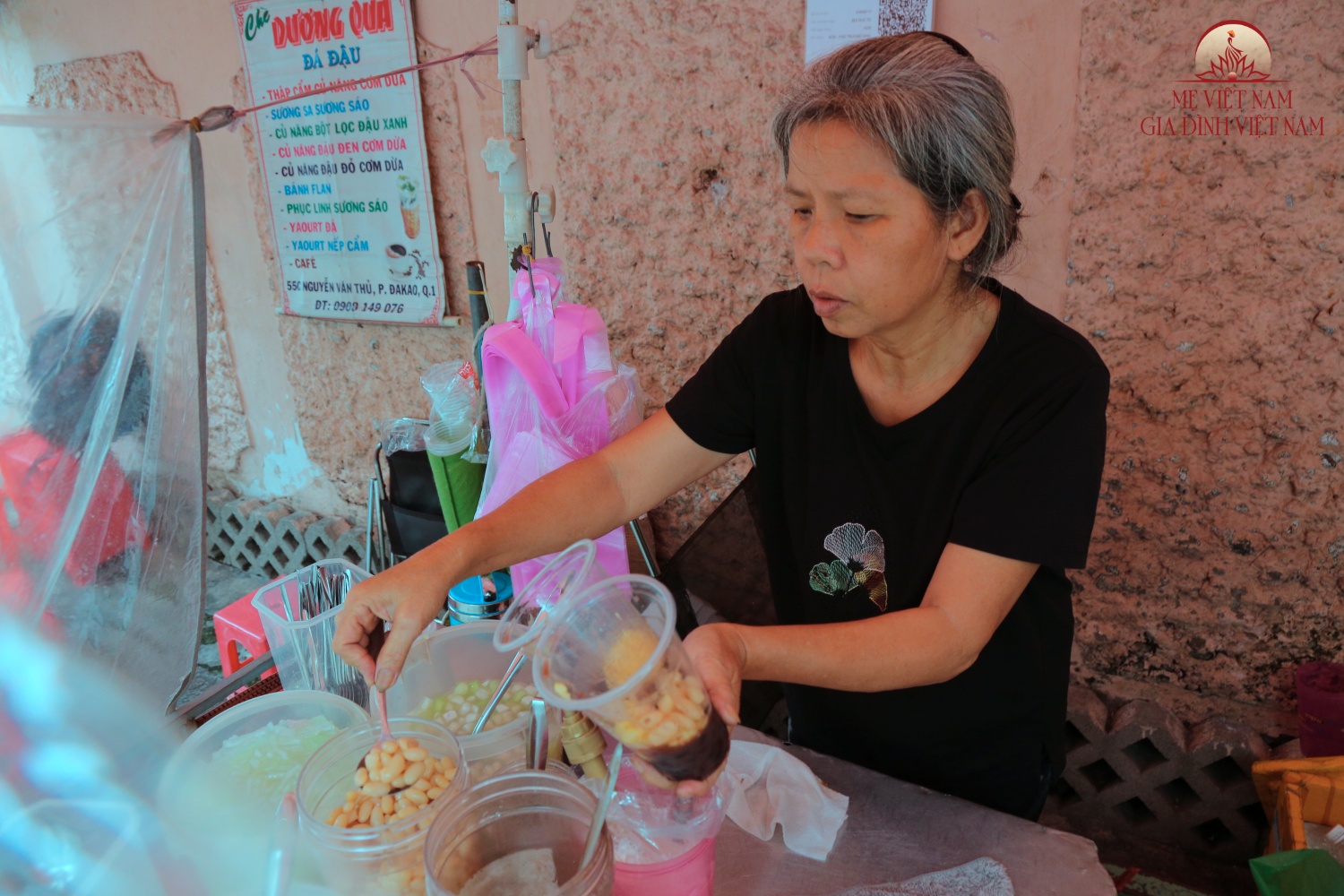 1729758738-tq936959-1 Xe chè hơn 50 tuổi ở TP.HCM: “Không có dư nhưng vẫn muốn con tiếp nối nghề truyền thống” - 3