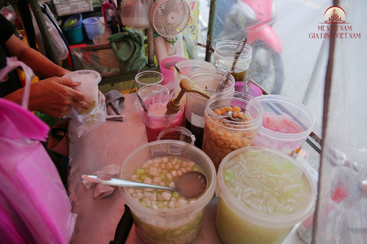 1729758790-tq936925-1 Xe chè hơn 50 tuổi ở TP.HCM: “Không có dư nhưng vẫn muốn con tiếp nối nghề truyền thống” - 4