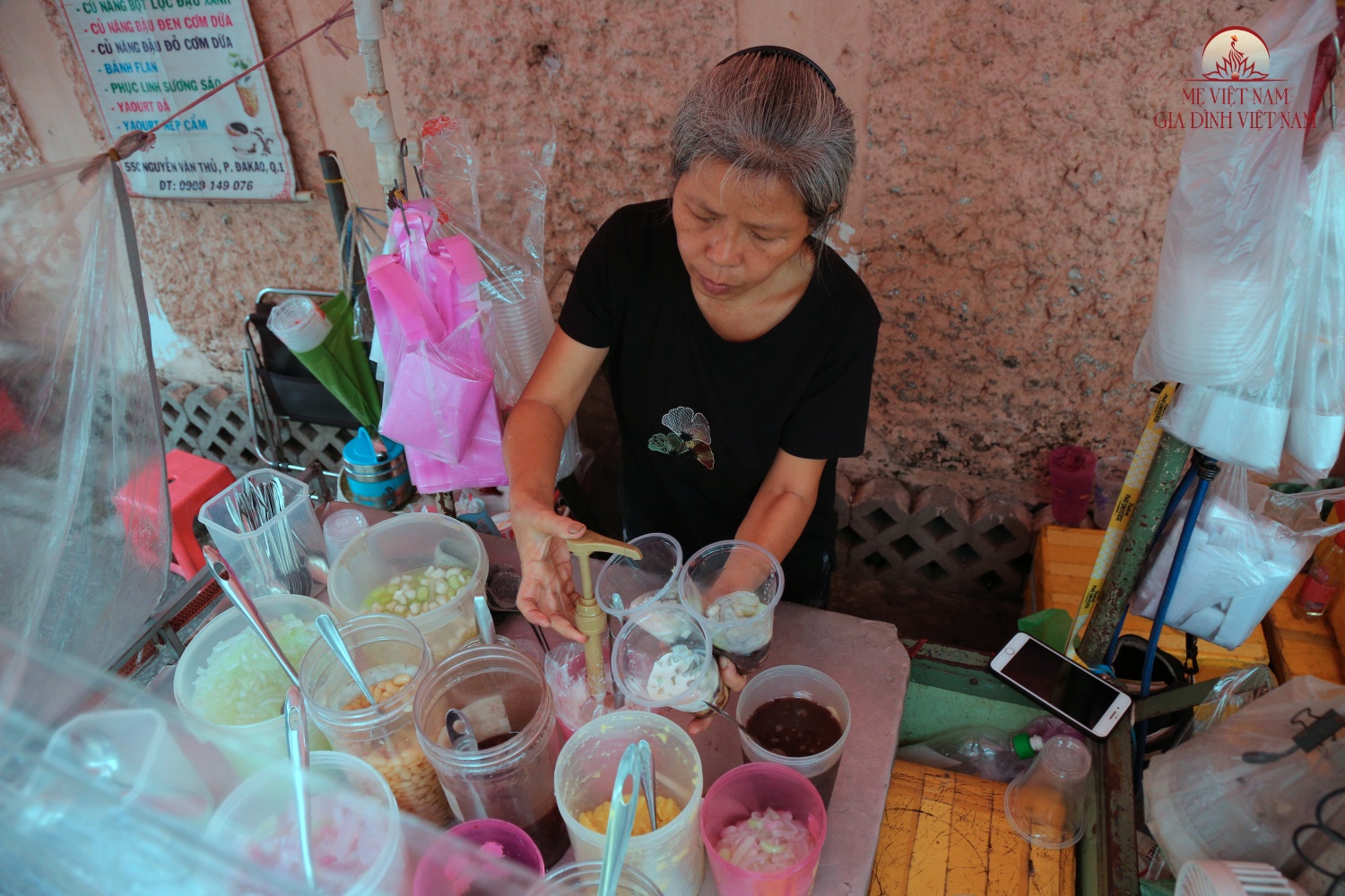 1729758914-tq936986-1 Xe chè hơn 50 tuổi ở TP.HCM: “Không có dư nhưng vẫn muốn con tiếp nối nghề truyền thống” - 6