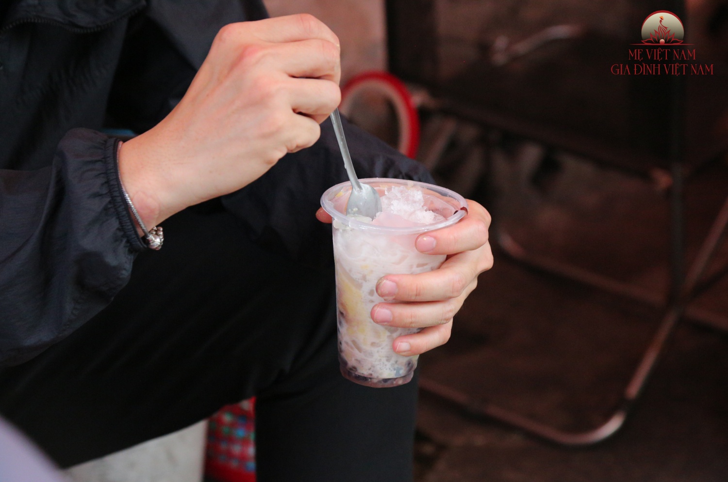 1729759049-tq936999-1 Xe chè hơn 50 tuổi ở TP.HCM: “Không có dư nhưng vẫn muốn con tiếp nối nghề truyền thống” - 8