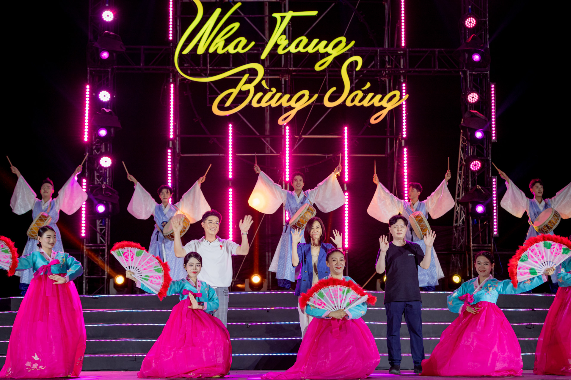 Khánh Hòa chào năm mới 2025 với 'Dạ tiệc đa kết nối siêu thực' - 1