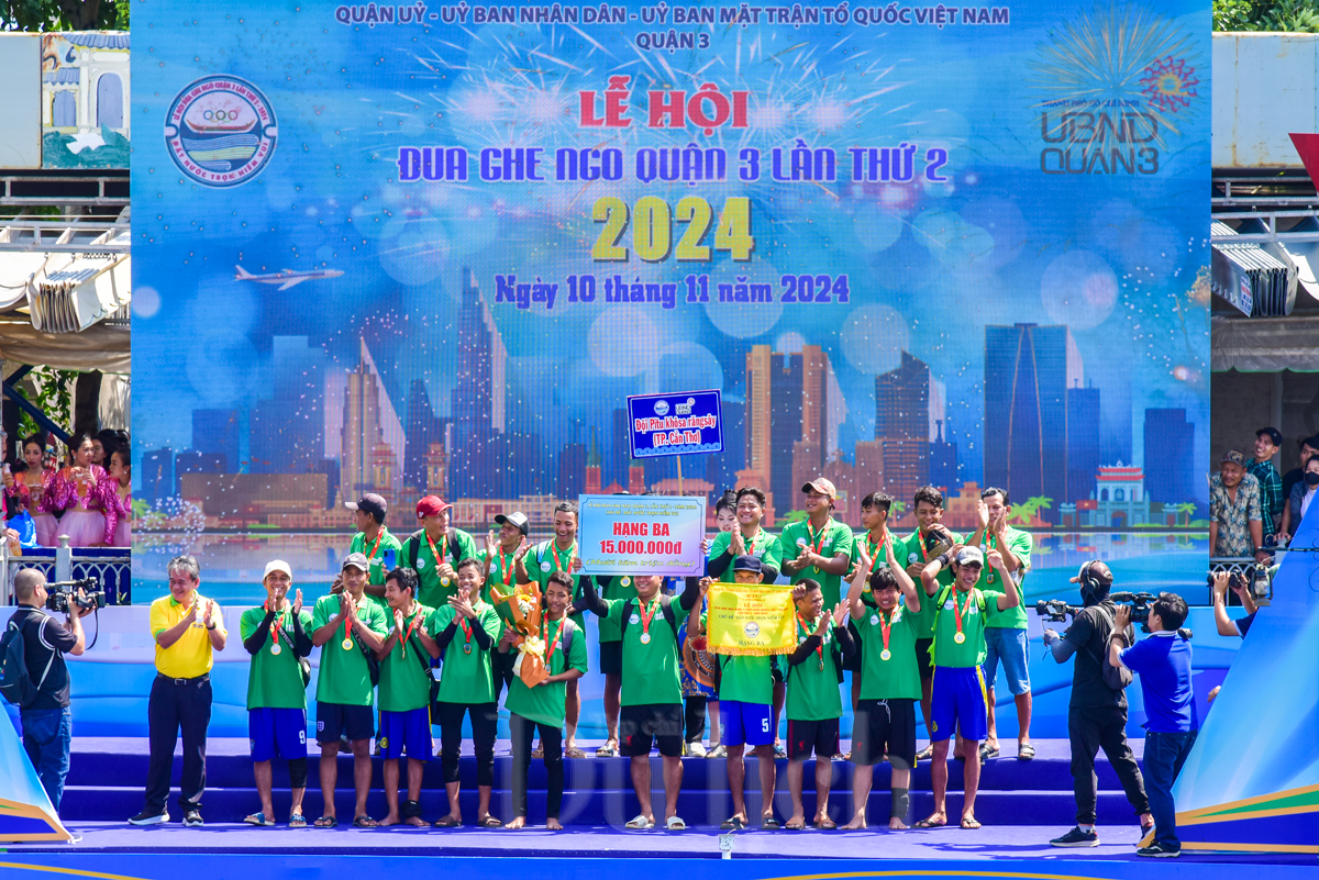 Hàng ngàn người đổ ra xem đua ghe Ngo trên kênh Nhiêu Lộc - Thị Nghè - 7