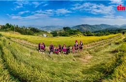 Ảnh 360 độ: Rực rỡ sắc màu trang phục các dân tộc trên 'sân khấu' ruộng bậc thang