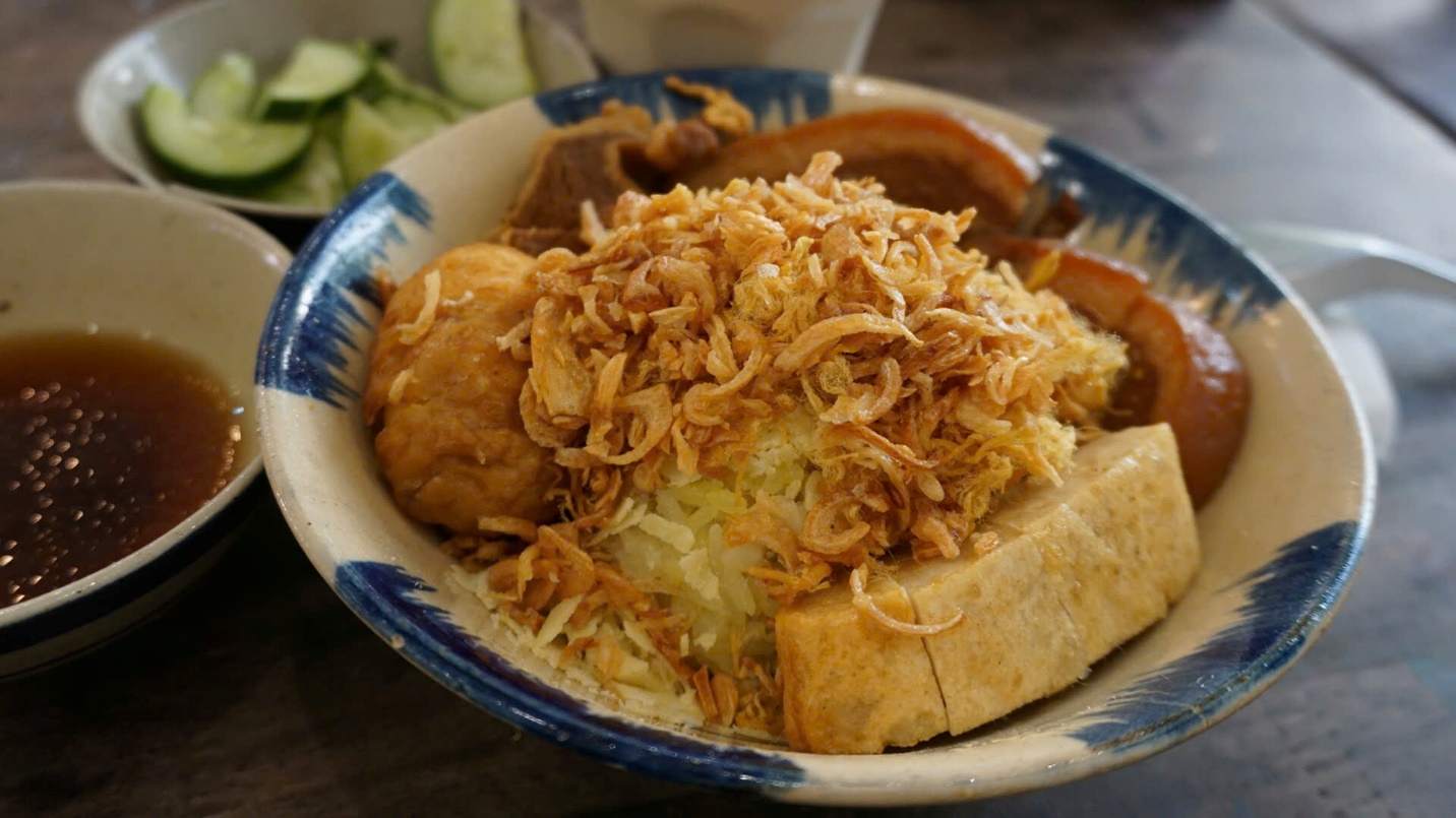 e28f378645cafd94a4db-1-1729760910-900-width1432height805-1 Tiệm xôi Bắc “chill” nhất Sài Gòn, một ngày nhận hơn 250-300 khách - 3