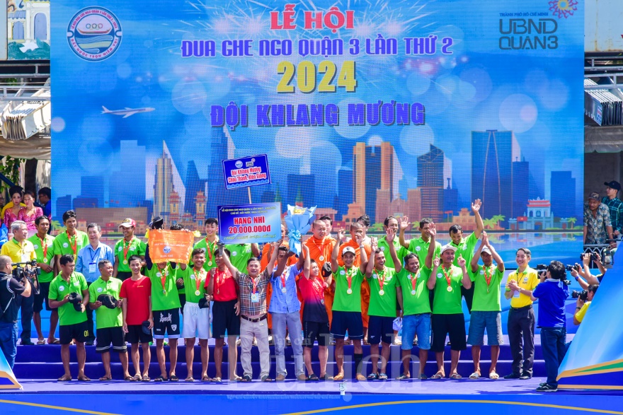 Hàng ngàn người đổ ra xem đua ghe Ngo trên kênh Nhiêu Lộc - Thị Nghè - 8