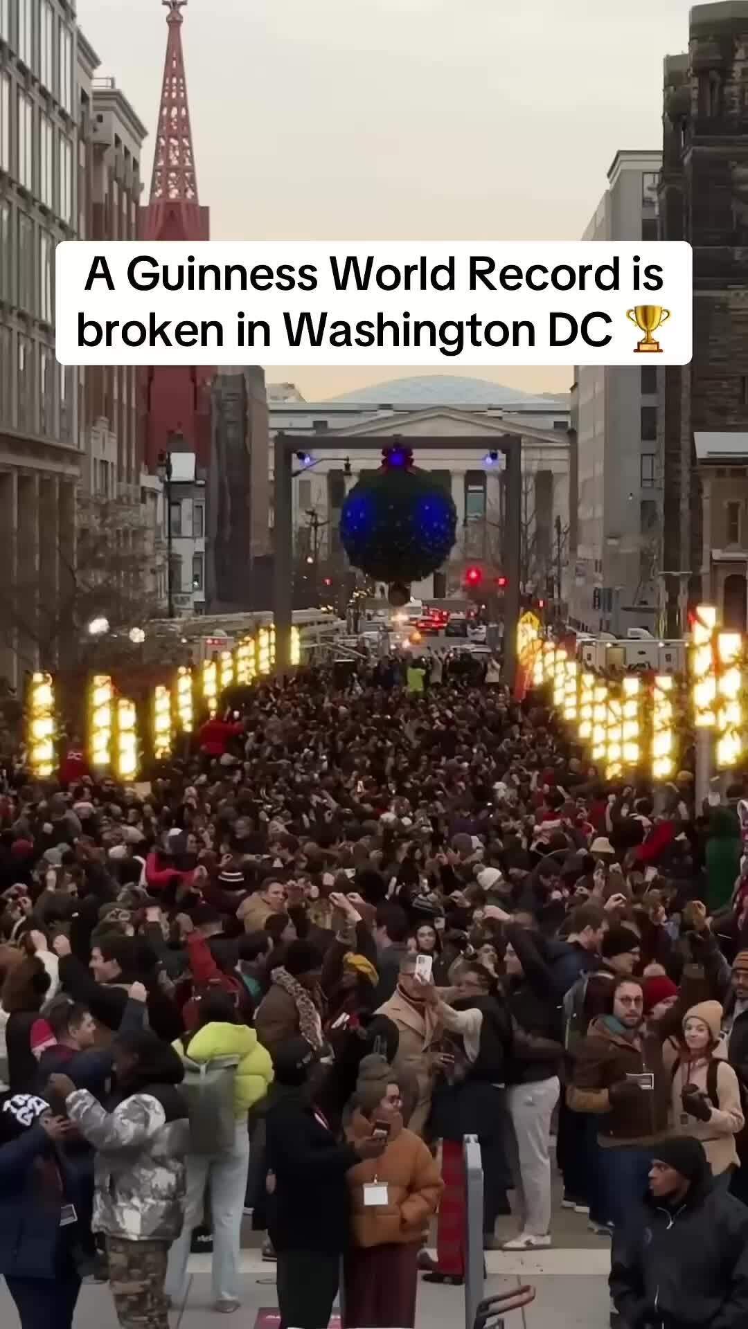 Giải mã tục hôn dưới cây tầm gửi đêm Giáng sinh